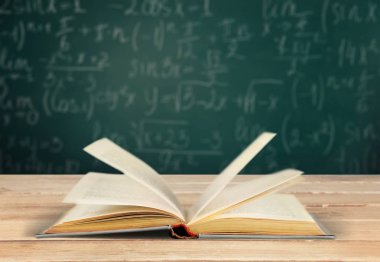 Açık renkli izole masada açık kitap