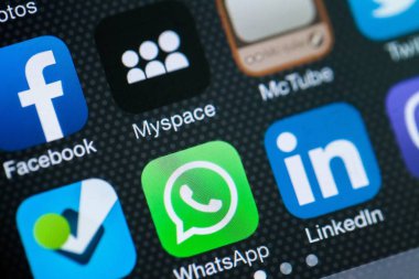 Modern dokunmatik ekran smartphone uygulamalarla yakından görmek