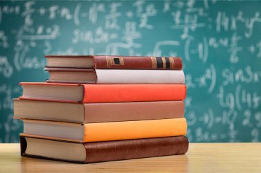 Eski yığılmış kitaplar