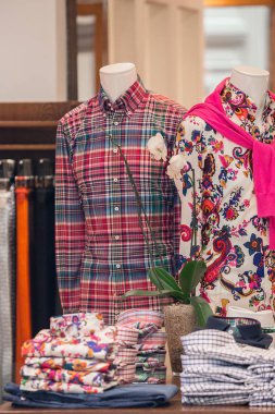 Bir manken ve bir dükkanda gömlek elbise