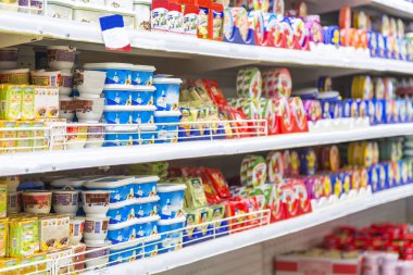 Süpermarket alışveriş rafları koridor koridor iç alışveriş depolamak