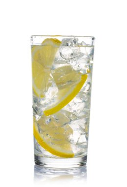 buz ve üzerinde beyaz izole limon ile su 