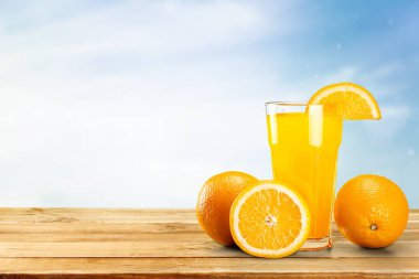 Masada cam taze lezzetli portakal suyu yakın çekim