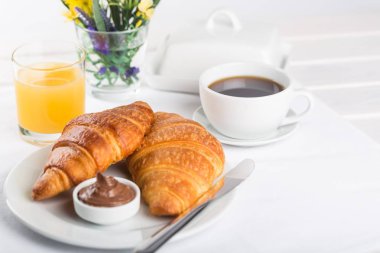 ay çöreği, meyve suyu ve kahve Kahvaltı