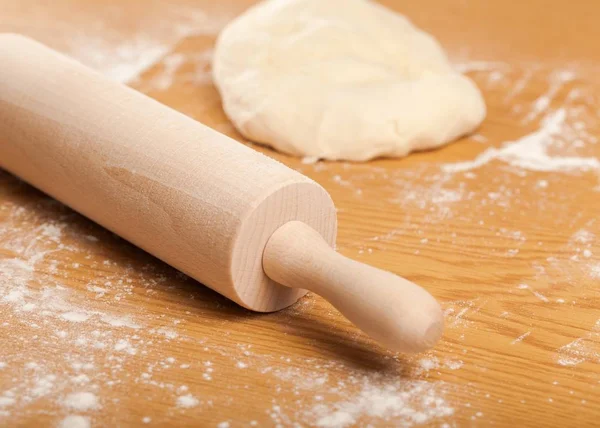 Massa Pão Com Rolo Rolo Mesa Madeira — Fotografia de Stock