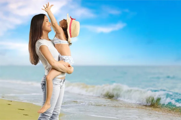 母亲海滩夏季海帽子太阳海岸 — 图库照片