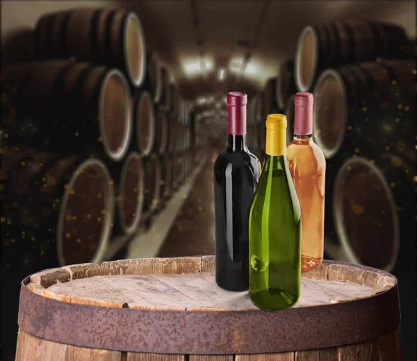 Şarap Şişeleri Üzerinde Arka Izole Içecekler — Stok fotoğraf