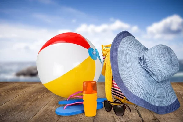 休暇のビーチ夏ビーチボール フリップフ ロップ サングラス白背景 — ストック写真