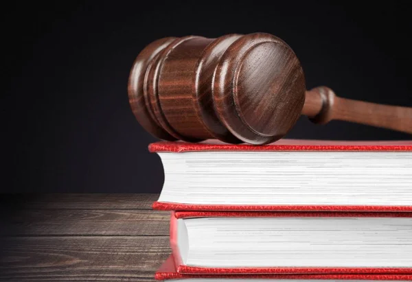 Richterhammer Und Bücher Zum Hintergrund — Stockfoto