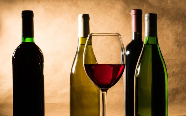 Wein Trinkt Flaschen Isoliert Auf Hintergrund — Stockfoto