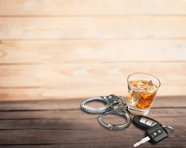 Пьяный Вождение Алкоголизм Алкоголь Полиция Наручники Ключ Виски — стоковое фото