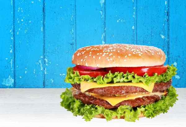 Смачний гамбургер з овочами — стокове фото