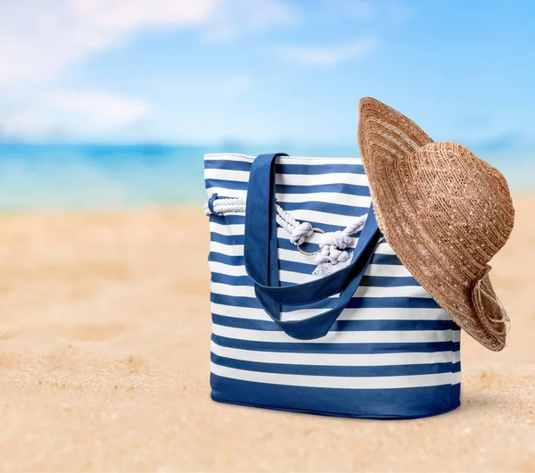 Plaj çantası ve açık renkli şapka