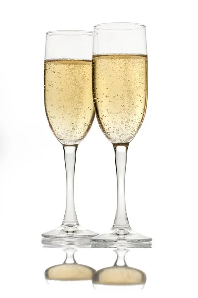 香槟的长笛玻璃香槟酒眼镜隔离在白色的酒精吐司 — 图库照片