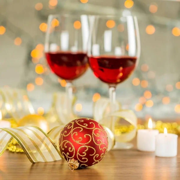 Verres Table Vin Décorations Noël Célébration Ornements Noël Boules Noël — Photo