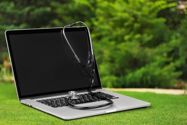 Laptop Moderno Estetoscópio Segundo Plano Vista Close — Fotografia de Stock