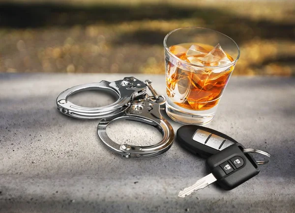 Μεθυσμένη Οδήγηση Αστυνομία Αλκοόλ Αλκοολισμός Χειροπέδες Κλειδί Ουίσκι — Φωτογραφία Αρχείου