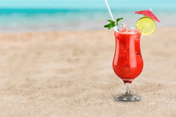 Glas Roter Cocktail Isoliert Auf Hintergrund — Stockfoto