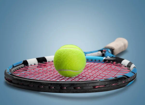 Tenis Raket Top Arka Plan Üzerinde Izole — Stok fotoğraf