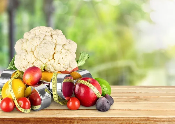 Manubri Con Metro Nastro Verdure Frutta Isolati Fondo Legno — Foto Stock