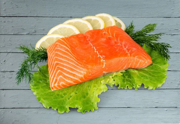 Salmon Mentah Segar Dengan Lemon Pada Latar Belakang Cahaya — Stok Foto