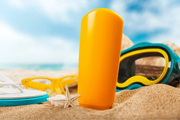 Bottle Sunscreen Lotion Beach Background — Stock Photo, Image