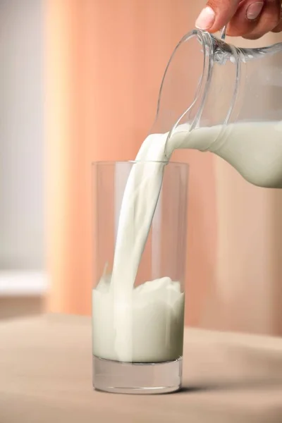 Latte versando in vetro — Foto Stock