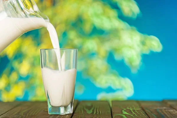 Mjölk hälla i glas — Stockfoto