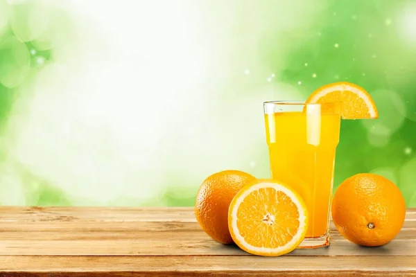 Gros Plan Jus Orange Frais Savoureux Dans Verre Sur Table — Photo