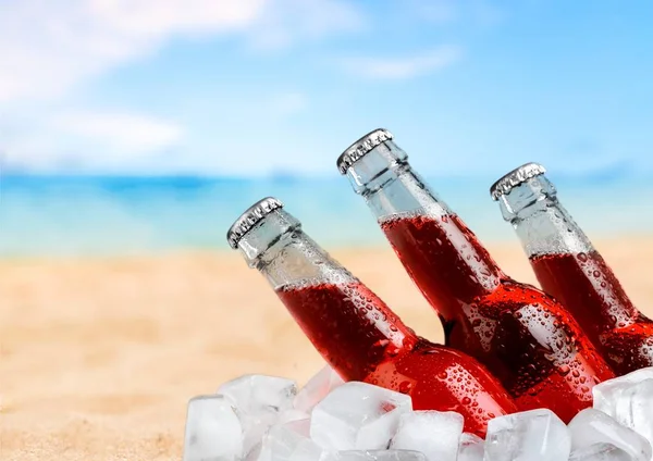 Пивні Пляшки Льодом Пляжний Фон — стокове фото