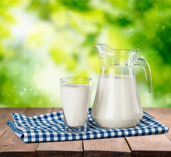 Bardak Süt Sürahi Masada — Stok fotoğraf