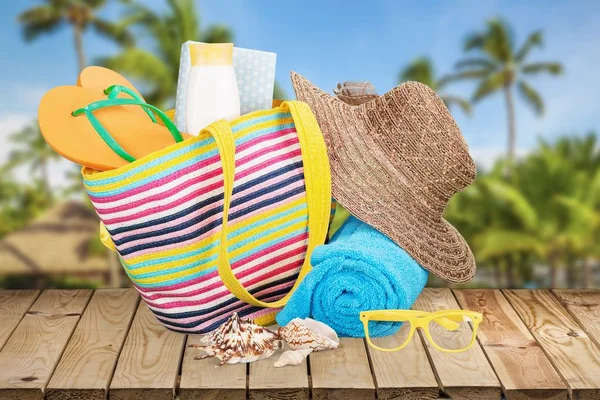 Urlaub Sommer Strandtasche Sonnenbrille Isoliert Spaß Sonnencreme — Stockfoto