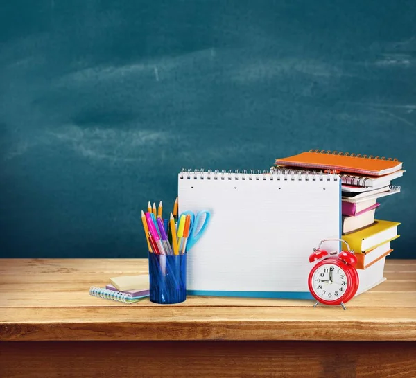 Composición Papelería Escolar Sobre Fondo Balckboard —  Fotos de Stock