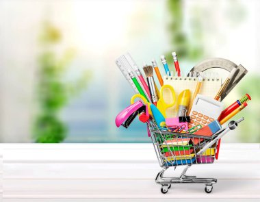 Alışveriş sepeti içinde okul Kırtasiye kompozisyon 