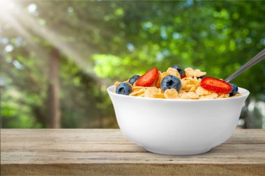 Taze çilek ile sağlıklı ev yapımı yulaf ezmesi