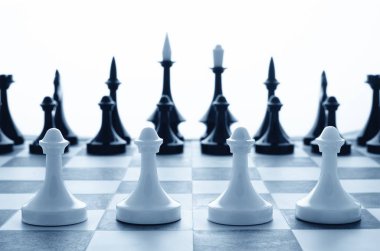 Beyaz focus ön plan satranç parça üzerinde izole satranç strateji satranç tahtası satranç tahtası