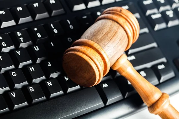 Gavel Laptop Keyboard Close View — Stock Photo, Image