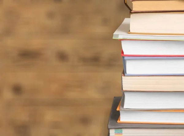 Großer Bücherstapel Auf Holztisch — Stockfoto