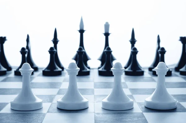 Schachstrategie Schachbrett Isoliert Auf Weißem Fokus Auf Vordergrundschach — Stockfoto