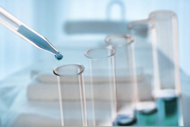 Cam laboratuvar şişeler ışık arka plan üzerinde 