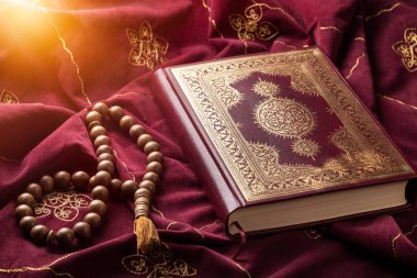 İslami kitap Kur'an masada 