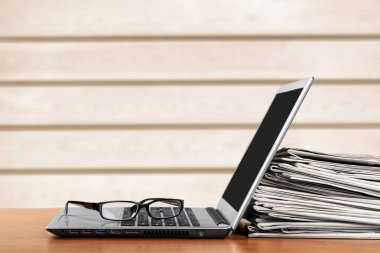 Siyah dizüstü gözlük haber günlük haber numaraları tablo kırma