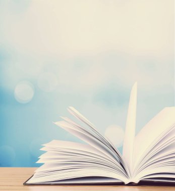 Açık renkli izole masada açık kitap 