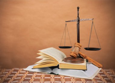 Adalet ölçekler, tokmak ve arka plan üzerinde kitap