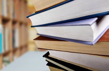 Tablo üzerinde eski yığılmış kitaplar 