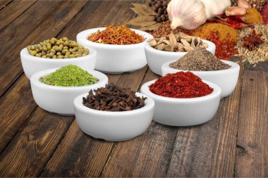 Fesleğen kase kırmızı biber tarçın baharat muhtelif