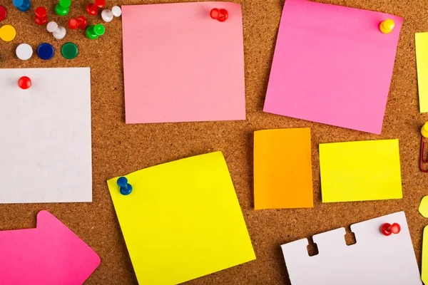 Kağıt notları mantar tahta üzerinde sabitlenmiş 