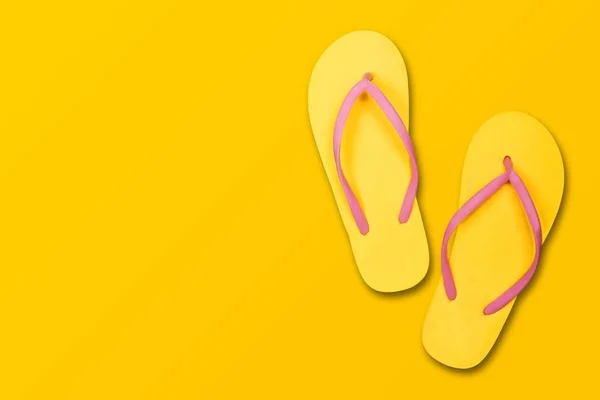 Καλοκαίρι Κίτρινο Φόντο Αξεσουάρ Μόδας Flipflops Καλοκαίρι — Φωτογραφία Αρχείου