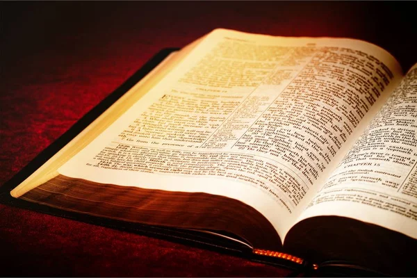 Öppnade Bibeln Bok Bordet — Stockfoto