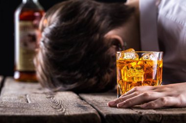 Alkol viski cam bağımlılığı el içki insanlar